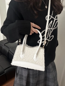 Sac bandoulière trapèze en similicuir et peau de mouton blanche, finitions dorées