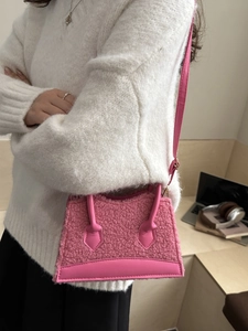 Sac à main chic en peluche rose avec bandoulière en cuir et base structurée pour femme