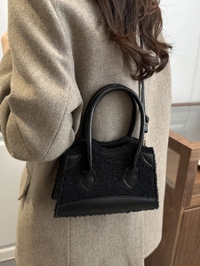Sac à main chic en peluche noire avec garniture en cuir et bandoulière femme