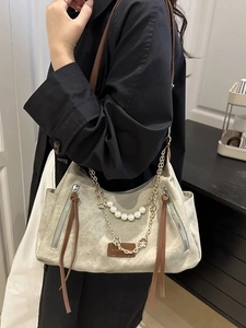 Beige canvas shoulder bag with elegant pearl chain and brown leather accents