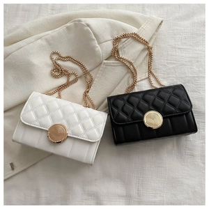Détail de sacs à bandoulière matelassés blanc et noir avec fermoir doré élégant