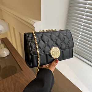 Sac bandoulière en cuir noir matelassé avec fermoir doré et fine chaîne métallique
