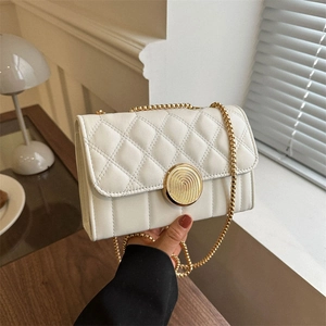 Sac bandoulière blanc matelassé avec chaîne dorée et boucle ronde en métal doré