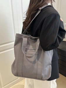 Grand sac cabas en toile gris foncé avec étiquette FASHION INSTINCT et bandoulière réglable
