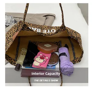 Makroaufnahme des geräumigen Innenraums und der Innentasche dieser Leopard-Tote-Bag