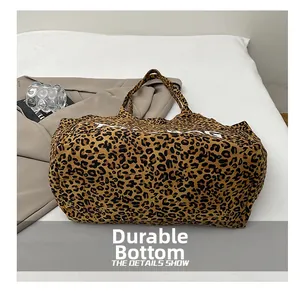 Detailaufnahme des verstärkten Bodens und der Leopard-Canvas-Textur der großen Tragetasche