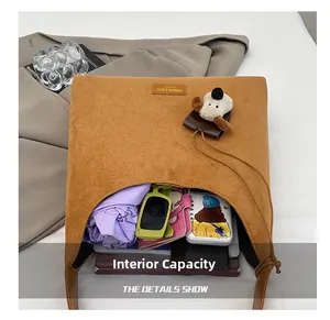 Vue détaillée de la capacité interne du grand sac cabas avec rangement et accessoires