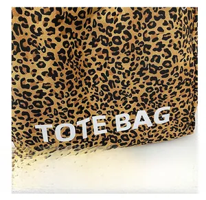 Nahaufnahme der Canvas-Einkaufstasche mit Leopardenmuster und weißem TOTE BAG Aufdruck