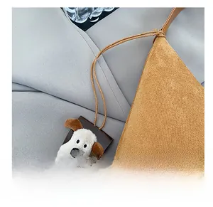 Détail du charm peluche style Gromit avec base en cuir sur un grand sac fourre-tout