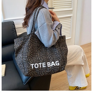 Detail der Leopard-Tragetasche mit markantem weißem TOTE BAG Text für Damen