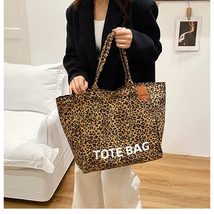 Detail der Vintage-Leopard-Leinentasche mit braunem Lederetikett und Markenlogo
