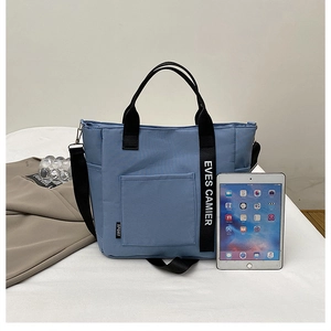 Détail du sac fourre-tout bleu imperméable en oxford montrant sa grande capacité
