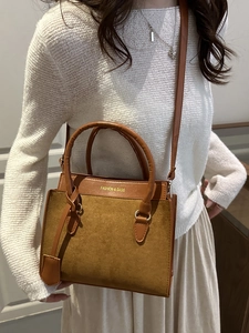 Sac fourre-tout élégant patchwork caramel avec texture suède et bandoulière