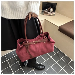 Grand sac cabas bordeaux en daim avec lanières en cuir dans un cadre de vie quotidien