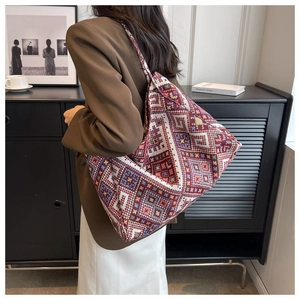 Borsa tote etnica in maglia jacquard con motivi geometrici indossata da una modella