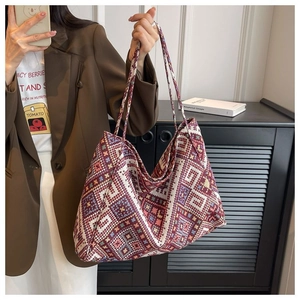 Dettaglio della trama etnica geometrica su una grande borsa tote in tela con tracolla