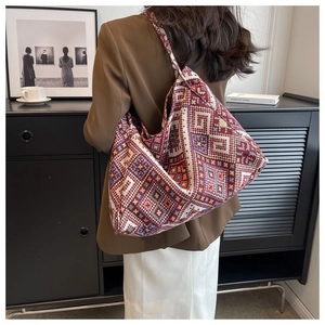 Borsa tote jacquard in stile etnico con motivi geometrici per un look vintage