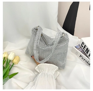 Vista detallada del bolso hobo de malla con diamantes de imitación y asa cilíndrica
