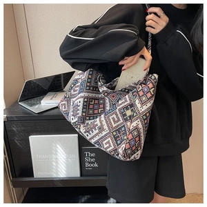 Borsa tote in tela intrecciata stile etnico con motivi geometrici e tracolla larga