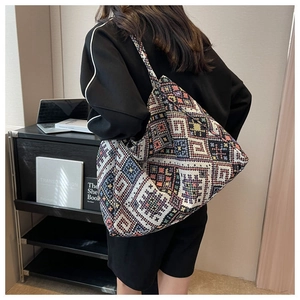 Dettaglio dei motivi etnici geometrici su una grande borsa tote in tela intrecciata