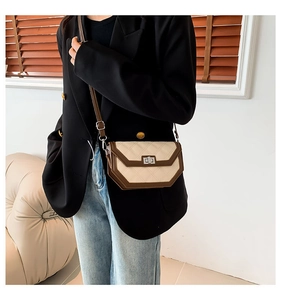 Sac bandoulière matelassé chic beige et marron porté par un mannequin avec style