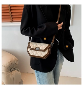 Vue détaillée du sac bandoulière hexagonal matelassé en cuir crème et marron foncé