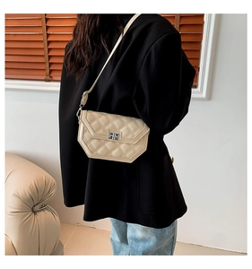 Détail du sac bandoulière hexagonal matelassé beige avec fermoir rotatif argenté