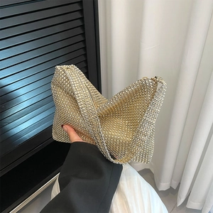 Bolso hobo de diamantes de imitación con malla dorada y lentejuelas metálicas