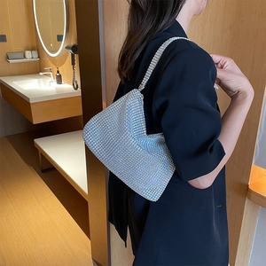 Bolso hobo elegante de strass plateado con cristales brillantes para look de gala