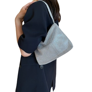 Bolso de mano plateado con cristales brillantes y malla metálica para fiestas de gala