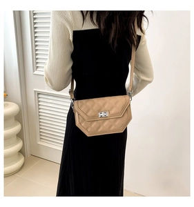 Détail du sac bandoulière matelassé beige avec fermoir rotatif argenté et fine bandoulière