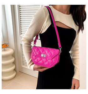 Détail du sac bandoulière matelassé fuchsia avec fermoir rotatif argenté et rabat