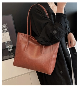 Dettagli della borsa tote vintage marrone scuro con elegante finitura in ecopelle opaca