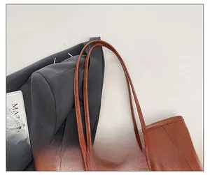 Dettaglio della borsa tote in pelle marrone scuro con doppie spalline e cuciture