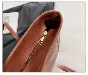 Primo piano dettagliato della cerniera in metallo dorato su una borsa vintage marrone