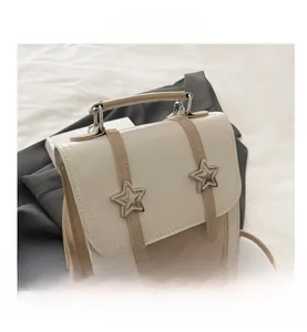 Vue détaillée du mini sac à dos bicolore avec boucles en métal argenté en forme d'étoile