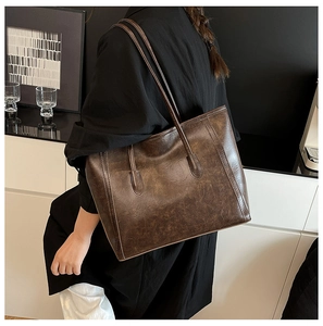 Dettaglio della borsa tote vintage in pelle cerata con grande capacità e texture