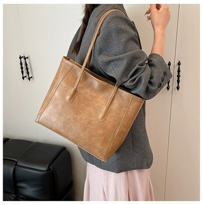 Borsa tote vintage marrone in ecopelle con grande capacità e dettaglio tracolla lunga
