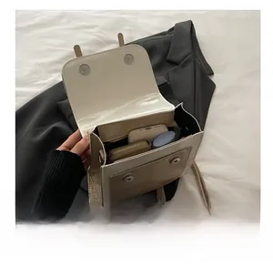 Vue détaillée du sac à dos crème ouvert montrant sa capacité de rangement au quotidien
