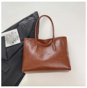 Vista macro della trama della borsa tote vintage marrone e dei dettagli cuciti