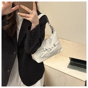 Selfie allo specchio con borsa hobo in pelle verniciata bianca e fibbie argentate