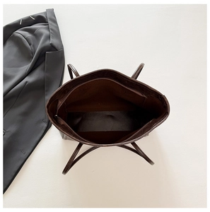 Interno spazioso di una borsa tote vintage in pelle marrone scuro con tasca zip sicura