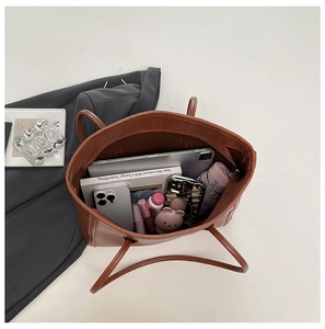 Interno della borsa tote in pelle marrone con ampia capacità per laptop e accessori