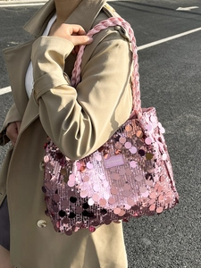 Sac fourre-tout rose chic à paillettes avec poignées tressées porté en extérieur