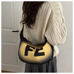 Détail d'un sac demi-lune en nylon dégradé jaune et noir avec logo FE imprimé