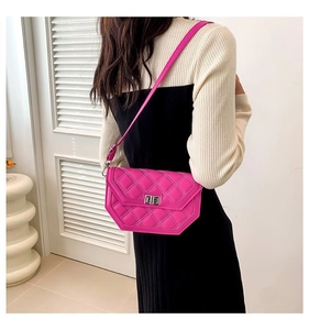 Détail du sac bandoulière matelassé fuchsia avec fermoir rotatif en métal argenté