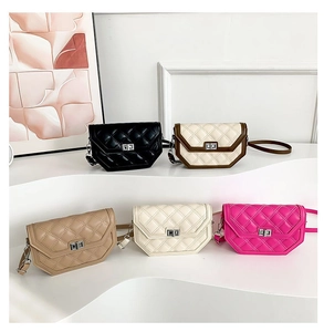 Détail de sacs bandoulière matelassés en plusieurs couleurs avec forme géométrique chic