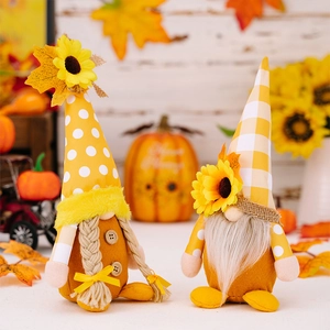Détail de gnomes d'automne avec tournesols, chapeaux à carreaux et feuilles mortes