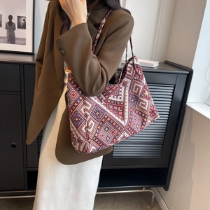 Grande borsa tote etnica in tela con motivi geometrici colorati per uso quotidiano