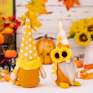 Détail de gnomes de Thanksgiving avec tournesol et feuille d'érable sur fond automnal